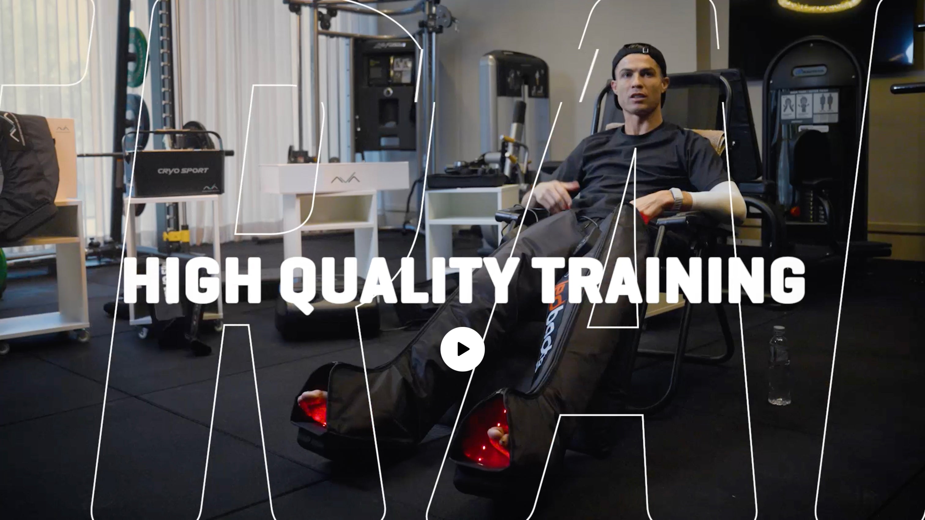 Atleta sentado numa cadeira de recuperação numa sala de treino, usando botas de compressão com luzes LED vermelhas nos pés, rodeado por equipamentos de ginásio, com o texto “High Quality Training” sobreposto ao centro da imagem.