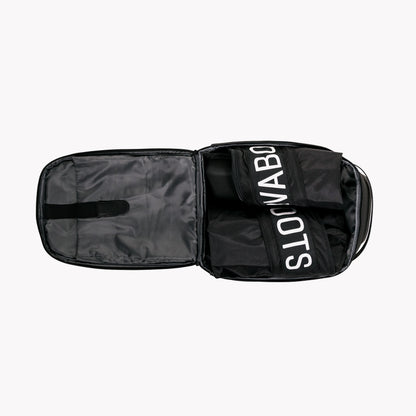 Mochila de transporte das AVABoots aberta, vista de cima, com as botas dobradas e arrumadas num dos compartimentos.