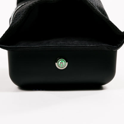 Pormenor do botão de ligar na base da AVABoots, com o ícone de energia verde aceso, sobre fundo branco.