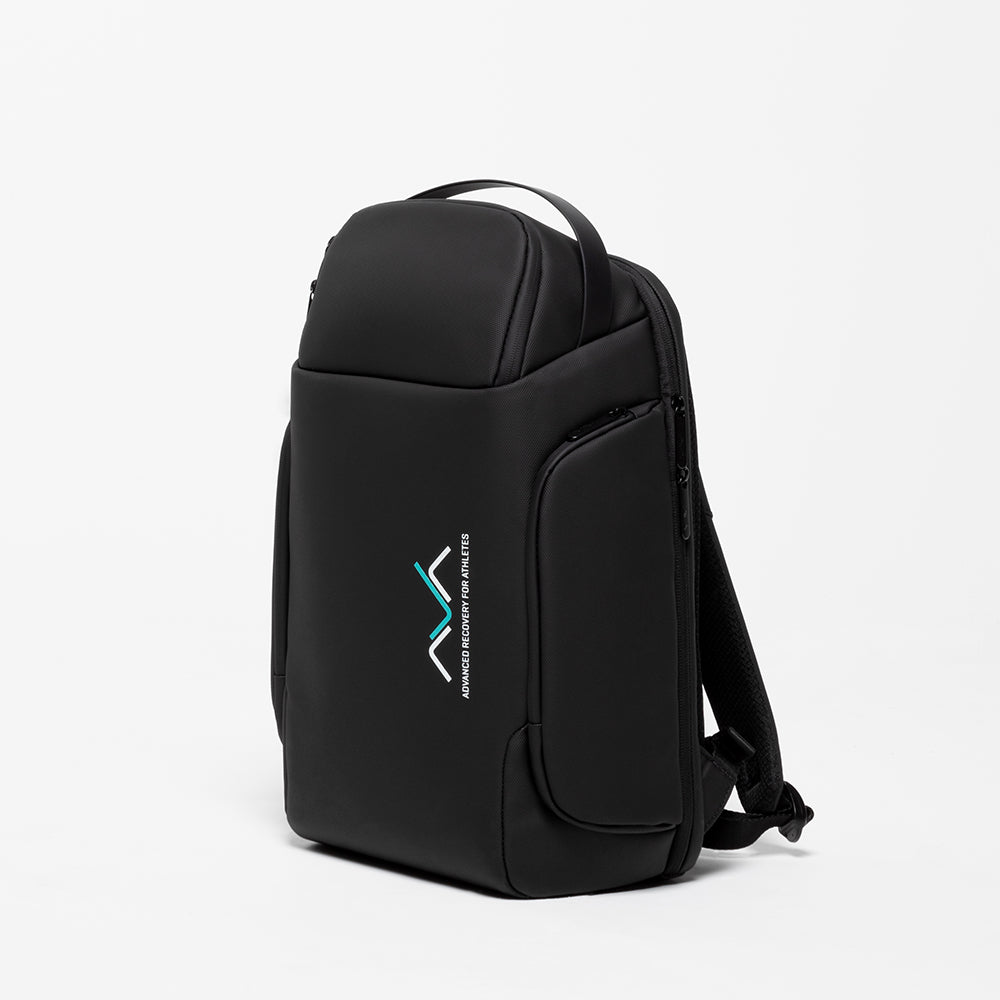 Mochila de transporte AVABoots em vista lateral, mochila técnica preta com compartimento para portátil, bolso frontal com fecho e logótipo AVA em branco e turquesa, fotografada sobre fundo branco.