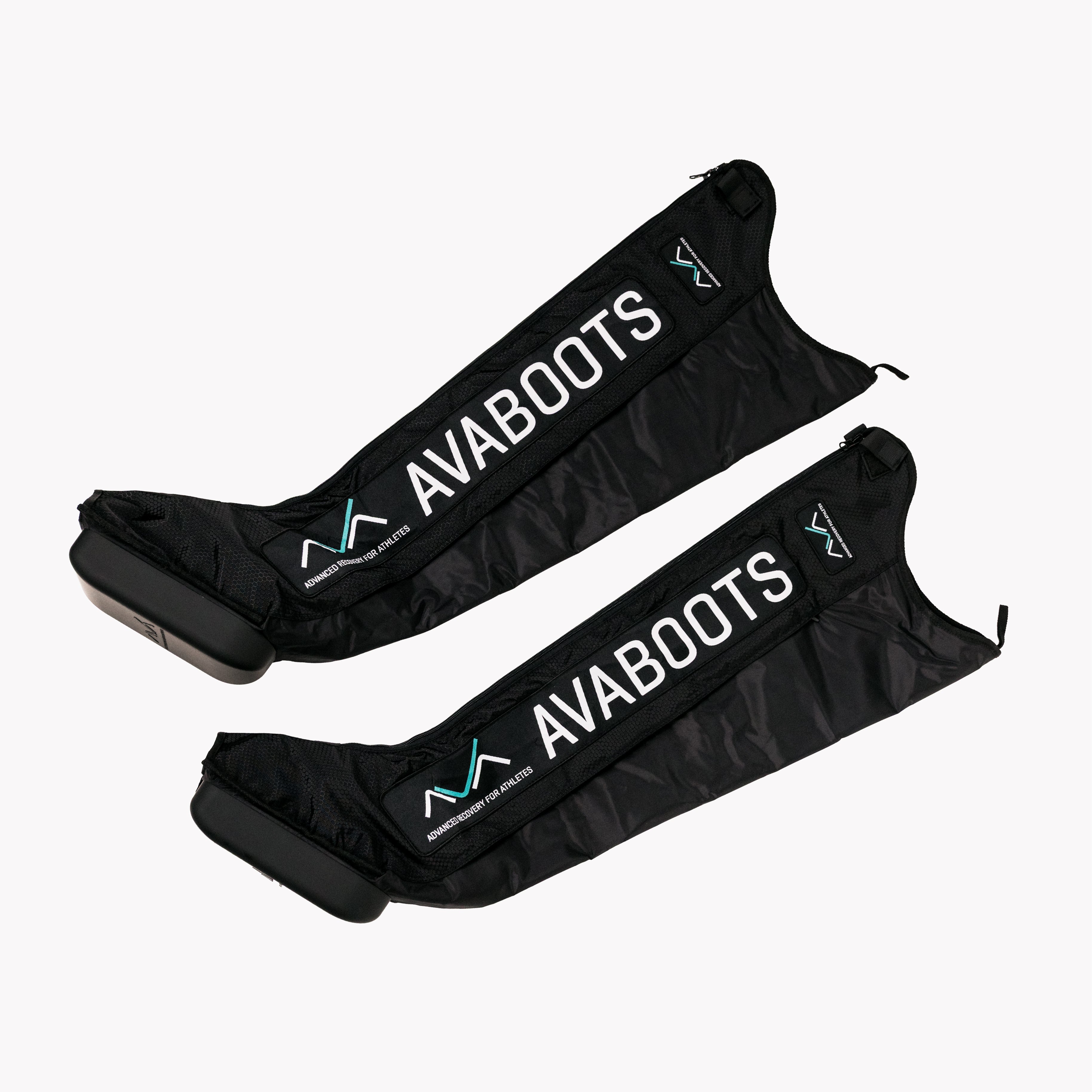 Par de botas de compressão AVABoots vazias e desinsufladas, dispostas em diagonal sobre fundo branco, com o logótipo AVABOOTS e a unidade compressora visível em cada bota.