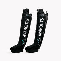 Par de AVABoots em pé sobre fundo branco, com o logótipo AVA e o nome do produto impresso na vertical na perna.