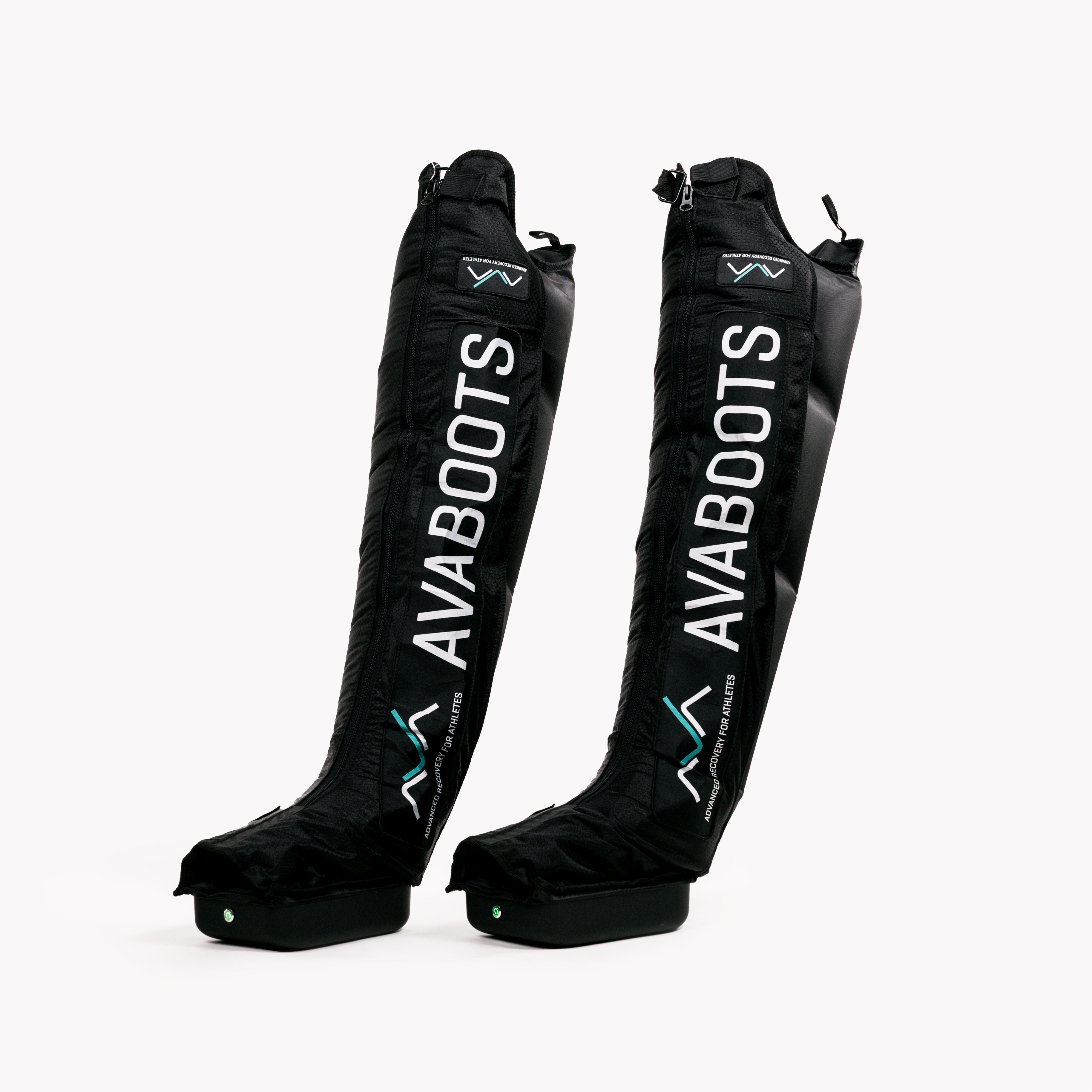 Par de AVABoots em pé sobre fundo branco, com o logótipo AVA e o nome do produto impresso na vertical na perna.