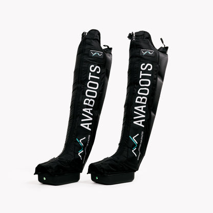 Par de AVABoots em pé sobre fundo branco, com o logótipo AVA e o nome do produto impresso na vertical na perna.