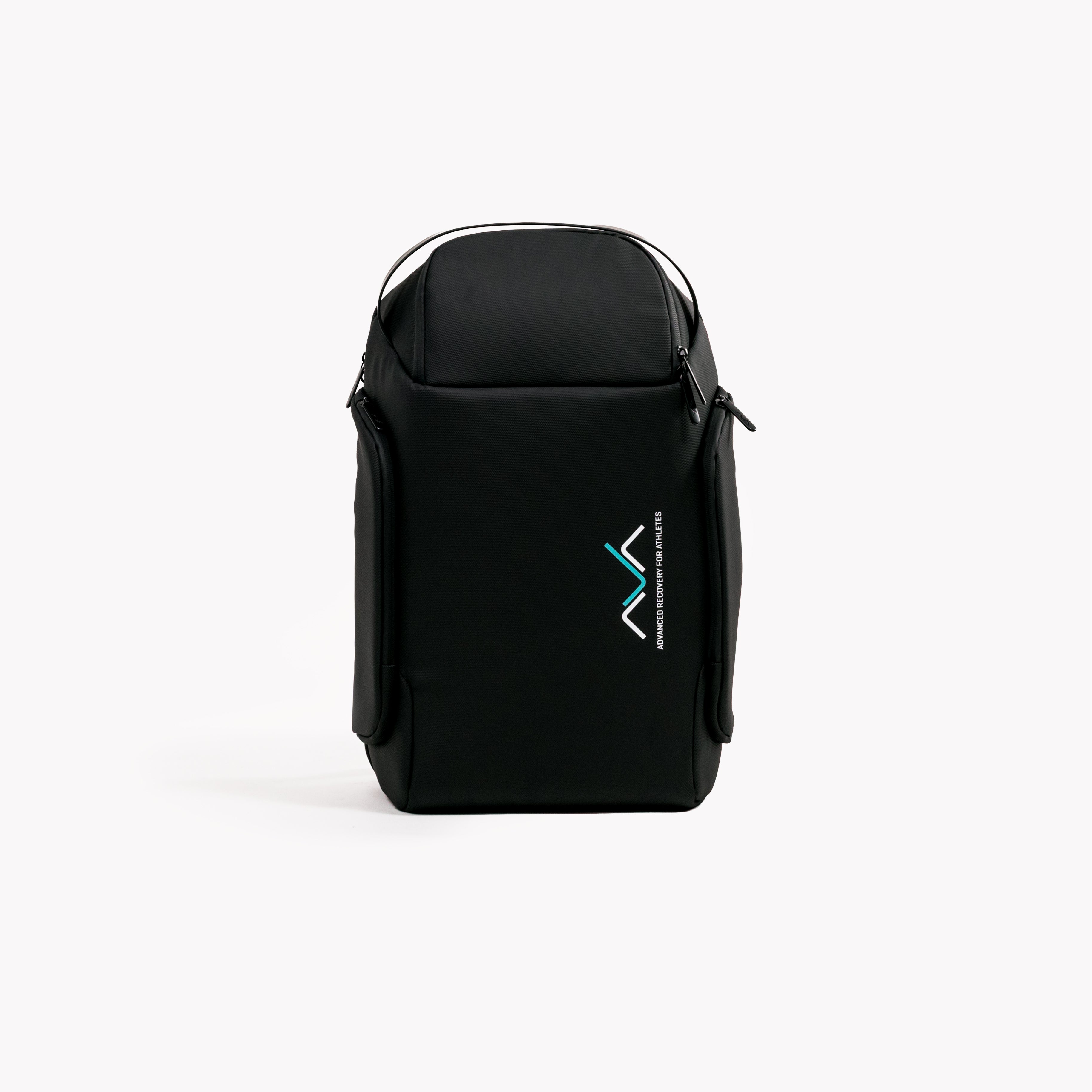 Mochila de transporte AVABoots em vista frontal, mochila técnica preta com pega superior, dois fechos laterais e logótipo AVA em branco e turquesa, fotografada sobre fundo branco.