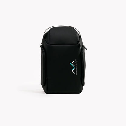 Mochila de transporte AVABoots em vista frontal, mochila técnica preta com pega superior, dois fechos laterais e logótipo AVA em branco e turquesa, fotografada sobre fundo branco.