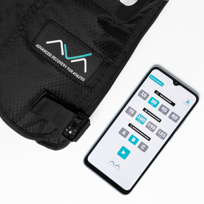 Pormenor do logótipo AVA na bota, ao lado do ecrã da app com as opções de tempo de sessão, pressão e modo de massagem.