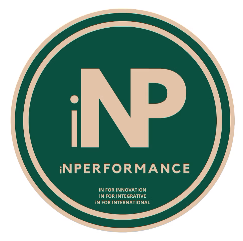 Logótipo circular da marca iNPERFORMANCE com fundo verde-escuro e texto em bege. Ao centro, lê-se "iNPERFORMANCE" com o destaque nas letras "iN". Na parte inferior, a explicação do nome: “iN for Innovation, iN for Integrative, iN for International”.