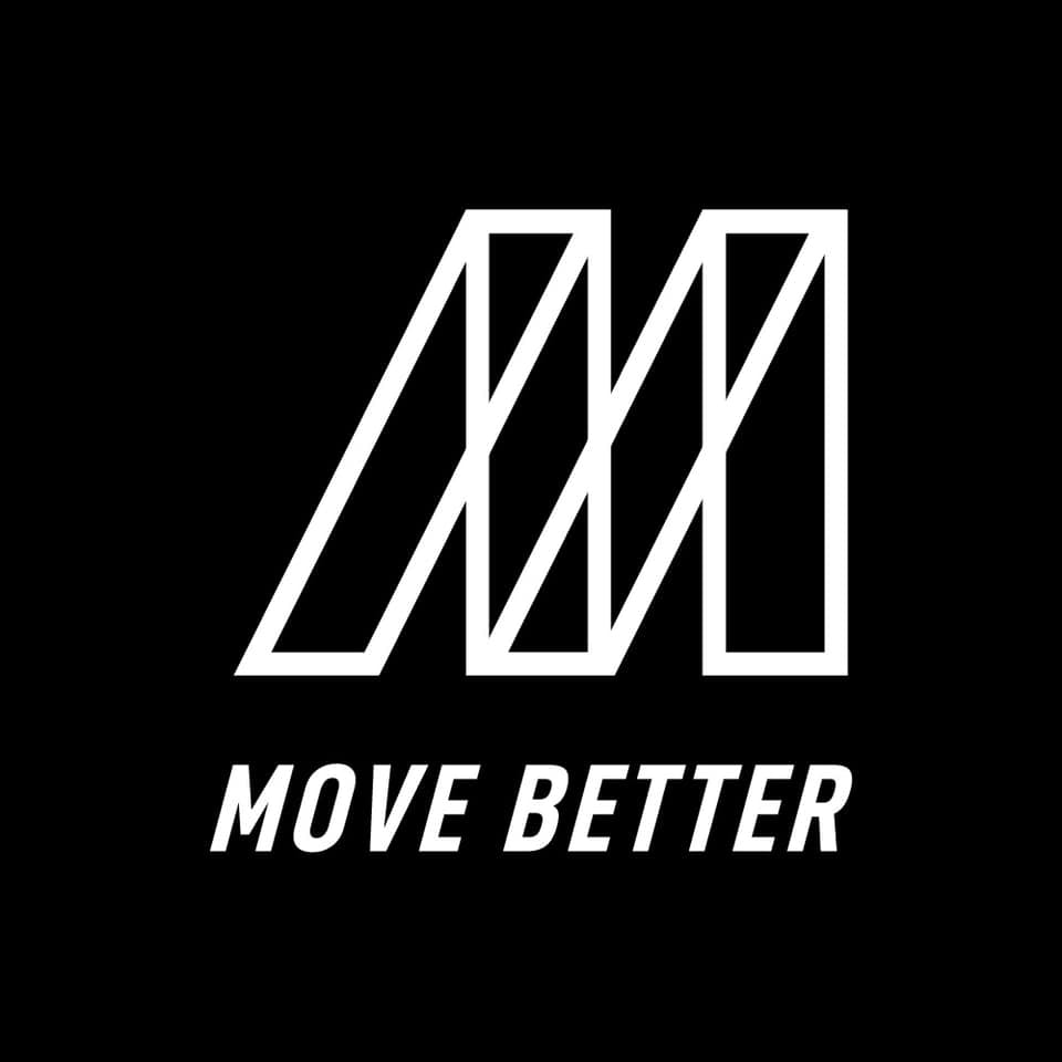 Logótipo branco com fundo preto, composto por um “M” estilizado formado por linhas diagonais e verticais, acompanhado do texto em maiúsculas “MOVE BETTER” por baixo.
