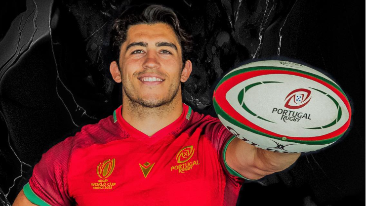 Tomás Appleton com a camisola da Seleção Portuguesa de Rugby segurando uma bola de rugby