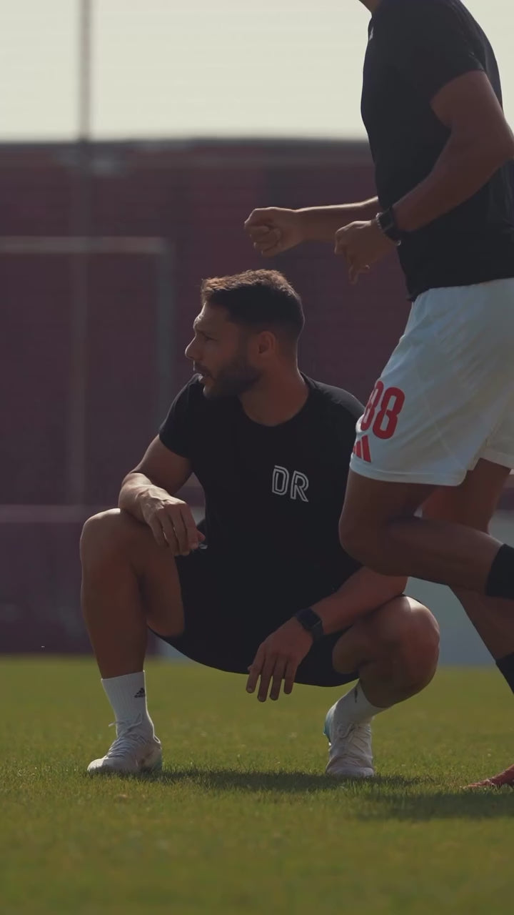 Cargar video: Futbolista realiza entrenamiento físico en el campo y finaliza con una sesión de crioterapia utilizando equipo AVA, promoviendo la recuperación y el rendimiento.