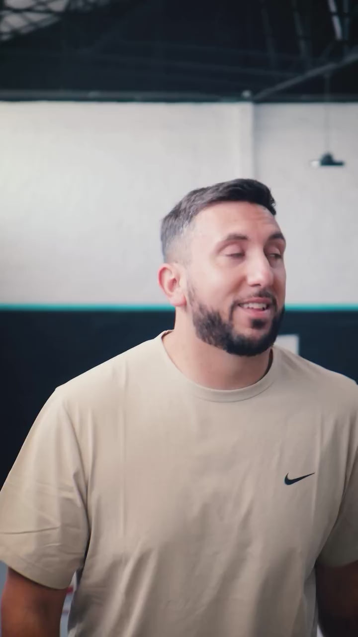Carregar vídeo: Treino funcional de alta intensidade em ambiente de ginásio, focado em performance, mobilidade e força, com o apoio da MOVE BETTER.